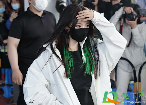 黑色适合挂耳染什么颜色(挂耳染黑色配什么颜色的头发)