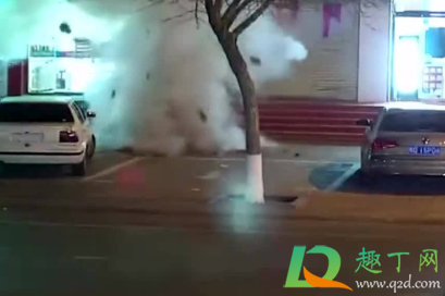 鞭炮为什么不能扔井盖(鞭炮扔井盖里)