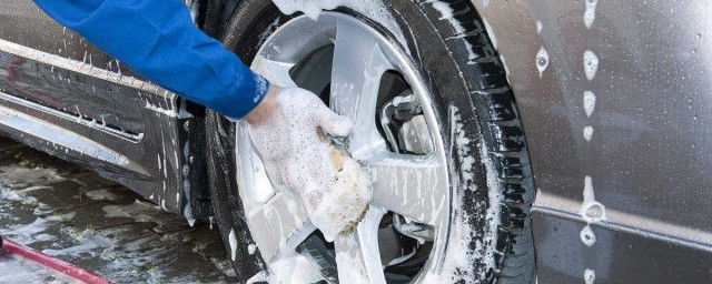 去除车上油渍的方法(车上的油渍用什么能洗掉)