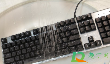 用什么洗键盘上的灰尘(怎么样清洗键盘上的灰尘) 用什么洗键盘上的灰尘(怎么样清洗键盘上的灰尘)