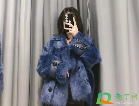 冷冬买羽绒服抗寒还是派克服抗寒(派克服和羽绒服哪个耐穿)