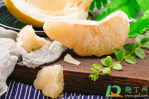 柚子剥开有像桃胶一样的东西还可以吃吗(柚子剥开里面有胶能吃吗)