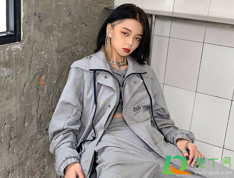 黑色适合挂耳染什么颜色(挂耳染黑色配什么颜色的头发)