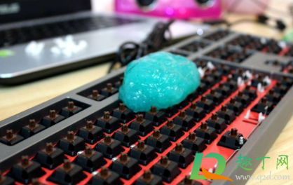 用什么洗键盘上的灰尘(怎么样清洗键盘上的灰尘) 用什么洗键盘上的灰尘(怎么样清洗键盘上的灰尘)