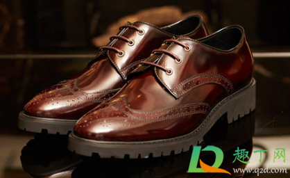 鞋底硬走路太响怎么办(运动鞋底硬走路响怎么办)