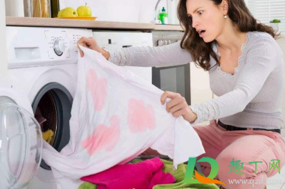 衣服串色用什么可以洗掉(衣服洗串色了,怎么才能洗掉?)
