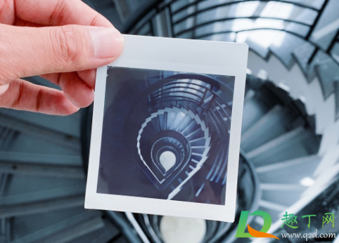 拍立得照片出来是黑色怎么回事(拍立得照片为什么黑黑的) 拍立得照片出来是黑色怎么回事(拍立得照片为什么黑黑的)