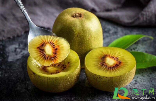 猕猴桃放纸箱熟的快还是放地上(猕猴桃放在哪里容易熟透些)