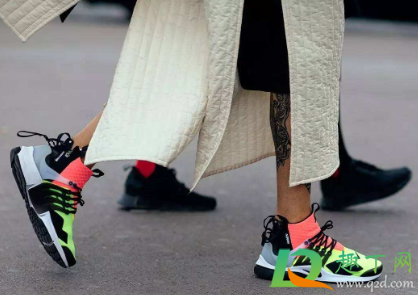 鞋底走路打滑怎么处理(运动鞋底打滑怎么办)