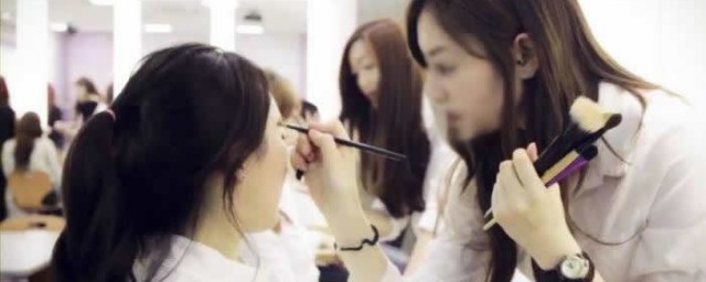 化妆助理如何升为优秀的化妆师？(化妆师助理一般多久可以升化妆师)