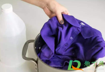 衣服串色用什么可以洗掉(衣服洗串色了,怎么才能洗掉?)