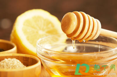 蜂蜜分层后还能喝吗(蜂蜜分离了两层还能吃吗)