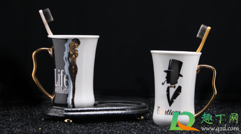 用漱口杯喝水对身体有没有害(喝漱口水的危害)