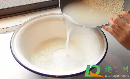 淘米水怎么洗白衣服效果好(淘米水可以漂白衣服吗)