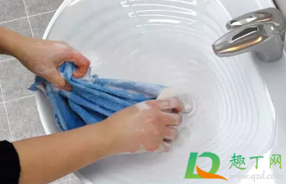 洗衣服用清水洗得干净吗(洗完衣服还要用清水)