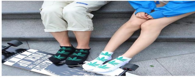 女学生穿袜子搭配(女学生穿礼服配什么袜子)