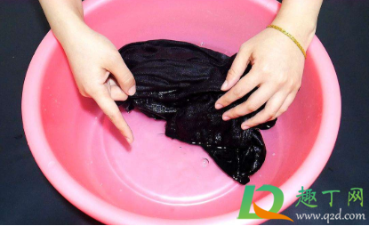 黑色裤子洗出来红水有事吗(黑色裤子洗红了是什么原因)