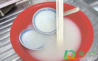淘米水怎么洗白衣服效果好(淘米水可以漂白衣服吗)