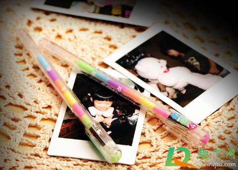 拍立得照片出来是黑色怎么回事(拍立得照片为什么黑黑的)