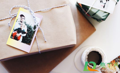 拍立得照片太暗是为什么(拍立得拍照背景很暗)