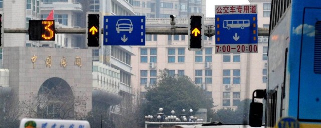 闯黄灯如可处罚(闯黄灯受处罚吗)