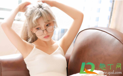 穿吊带还用不用穿内衣(穿吊带需要穿内衣嘛)