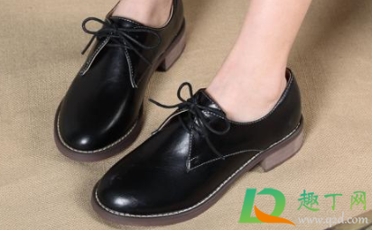 鞋底硬走路太响怎么办(运动鞋底硬走路响怎么办)