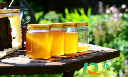 蜂蜜分层后喝需要摇匀吗(蜂蜜分层了需要搅拌吗)