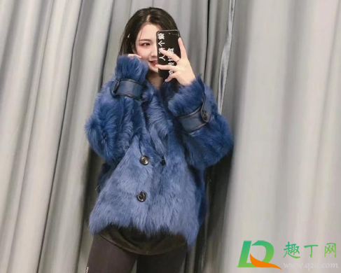 冷冬买羽绒服抗寒还是派克服抗寒(派克服和羽绒服哪个耐穿)