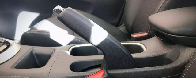 汽车长时间不开手刹要不要放下(车子不放手刹会怎样)