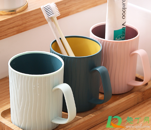 用漱口杯喝水对身体有没有害(喝漱口水的危害)