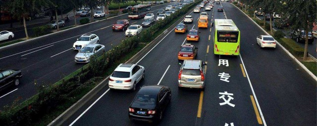 左转转大弯右转转小弯的原因(转弯时右转转大弯小弯)