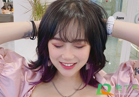 黑色适合挂耳染什么颜色(挂耳染黑色配什么颜色的头发)