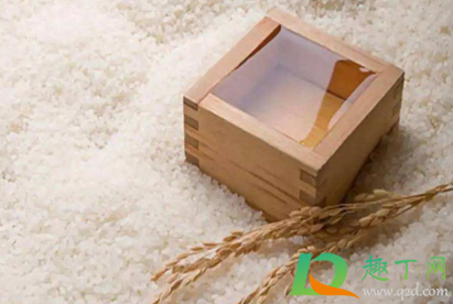 淘米水怎么洗白衣服效果好(淘米水可以漂白衣服吗)