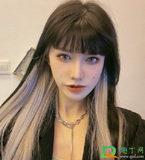 黑色适合挂耳染什么颜色(挂耳染黑色配什么颜色的头发)