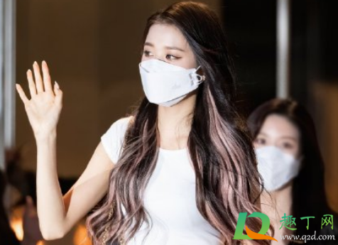 黑色适合挂耳染什么颜色(挂耳染黑色配什么颜色的头发)