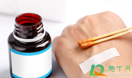 衣服沾到碘伏能洗干净吗(衣服上沾了碘伏怎么洗)