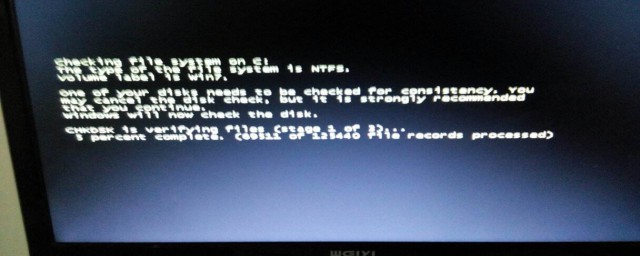 电脑使用中突然黑屏重启后正常的原因排查(电脑开机过程中突然黑屏)