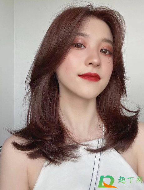 红棕色头发显老气吗(粉棕色头发是不是显老)