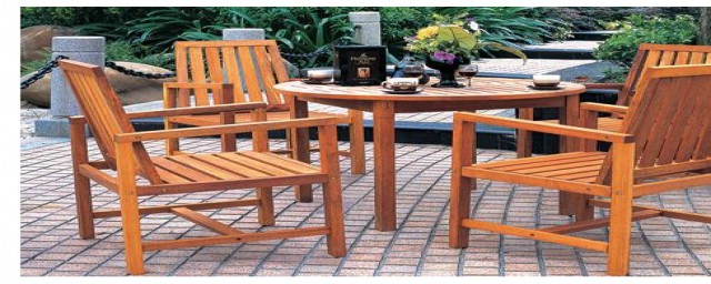 木质桌子上花盆留下的水垢清除方法(如何去除花盆上的碱垢)