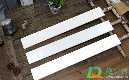 沙发后面要贴踢脚线吗(床头后面的踢脚线要不要贴) 沙发后面要贴踢脚线吗(床头后面的踢脚线要不要贴)