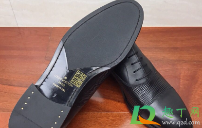 鞋底硬走路太响怎么办(运动鞋底硬走路响怎么办)