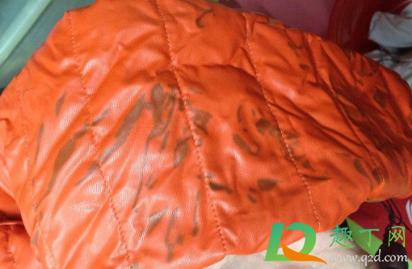 衣服串色用什么可以洗掉(衣服洗串色了,怎么才能洗掉?)