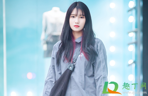 黑色适合挂耳染什么颜色(挂耳染黑色配什么颜色的头发)