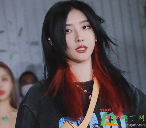 黑色适合挂耳染什么颜色(挂耳染黑色配什么颜色的头发)