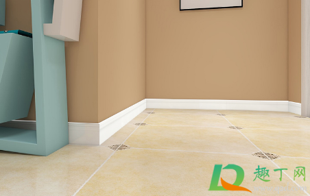 沙发后面要贴踢脚线吗(床头后面的踢脚线要不要贴)