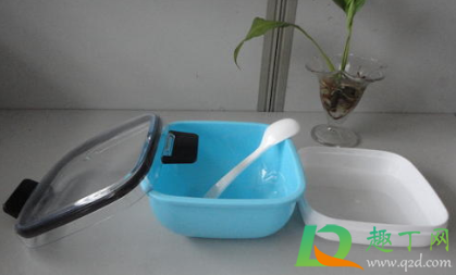 塑料饭盒的油味怎么去除(塑料盒有油味怎么去除)