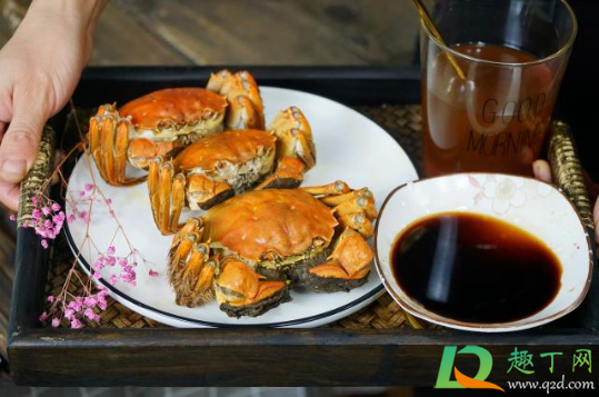 螃蟹是整个蒸还是对半砍开(螃蟹什么样算是蒸熟了)