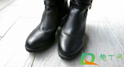 白色皮鞋上面起了霉斑怎么去除(白色皮面鞋子发霉斑怎么清洗)