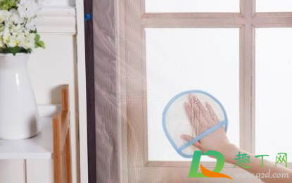 厨房纱窗上的油烟用什么清洗的快(厨房间纱窗上全是油污如何快速清洗)